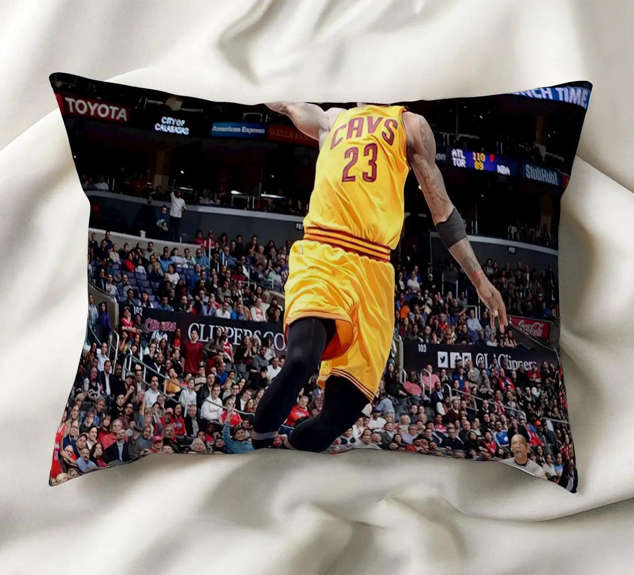 LeBron si lancia in una schiacciata cuscino da willtahuyshop