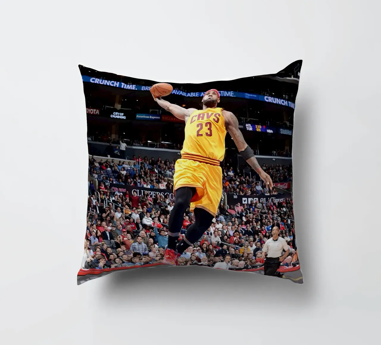 LeBron si lancia in una schiacciata cuscino da willtahuyshop