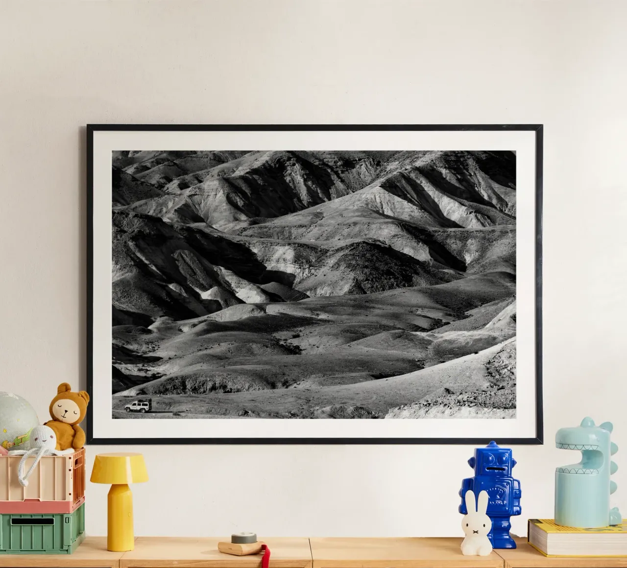 Attraversare il deserto della Giudea poster con telaio in plastica da Tal Paz-Fridman