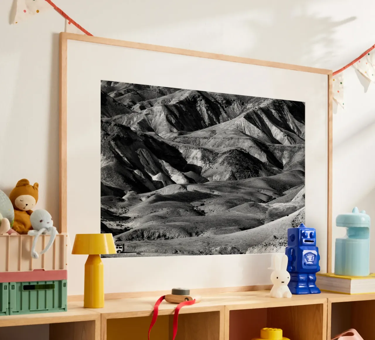 Attraversare il deserto della Giudea poster con telaio in plastica da Tal Paz-Fridman