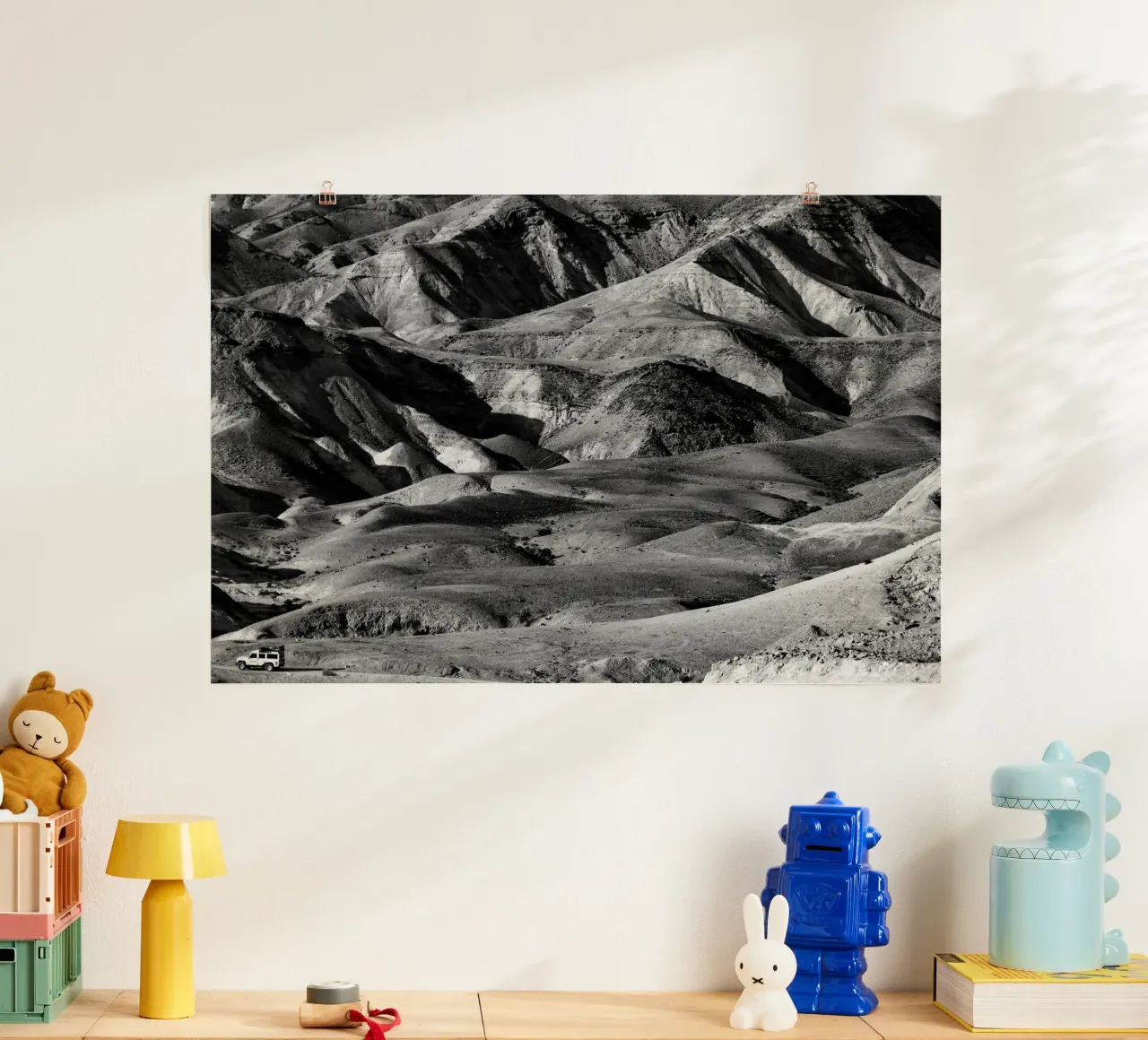 Attraversare il deserto della Giudea poster con telaio in plastica da Tal Paz-Fridman
