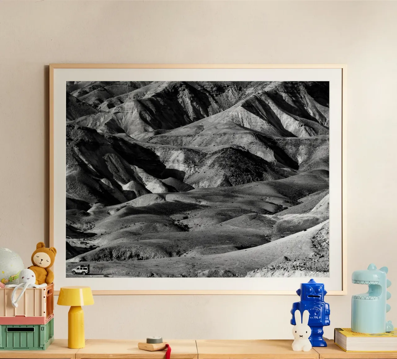 Attraversare il deserto della Giudea poster con telaio in plastica da Tal Paz-Fridman