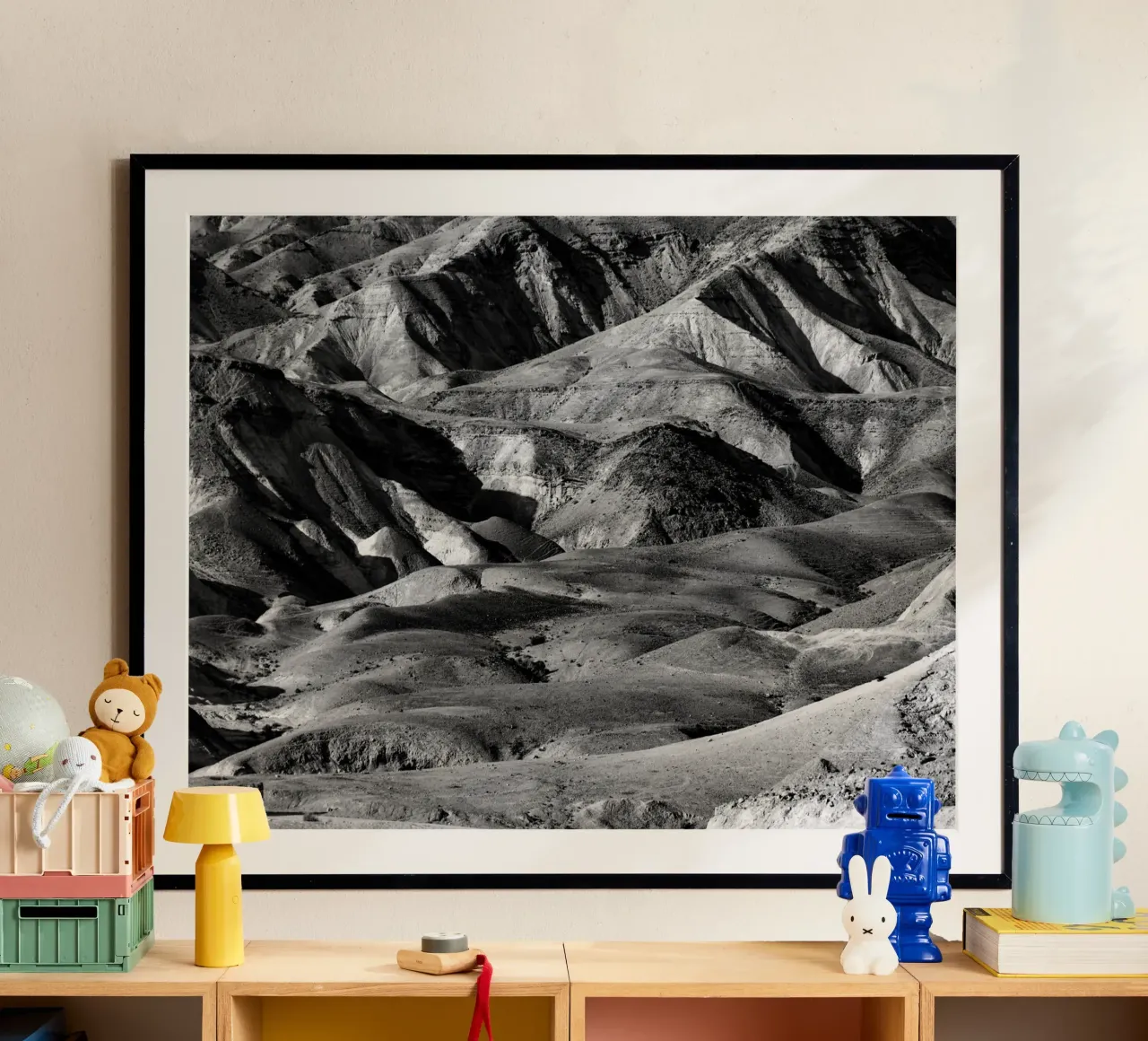 Attraversare il deserto della Giudea poster con telaio in plastica da Tal Paz-Fridman