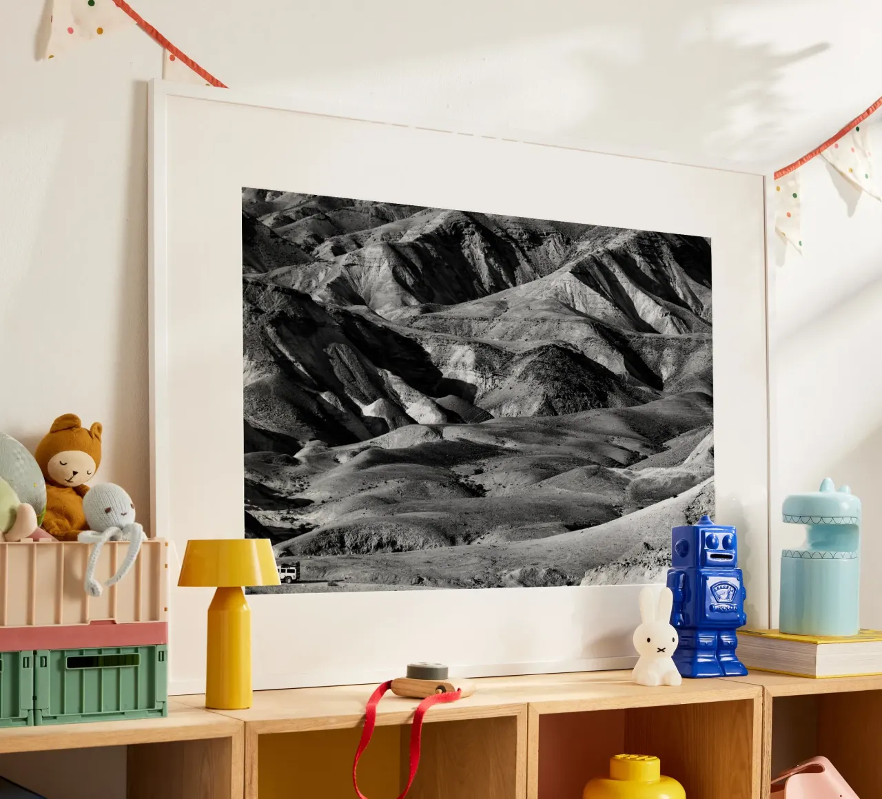 Attraversare il deserto della Giudea poster con telaio in plastica da Tal Paz-Fridman