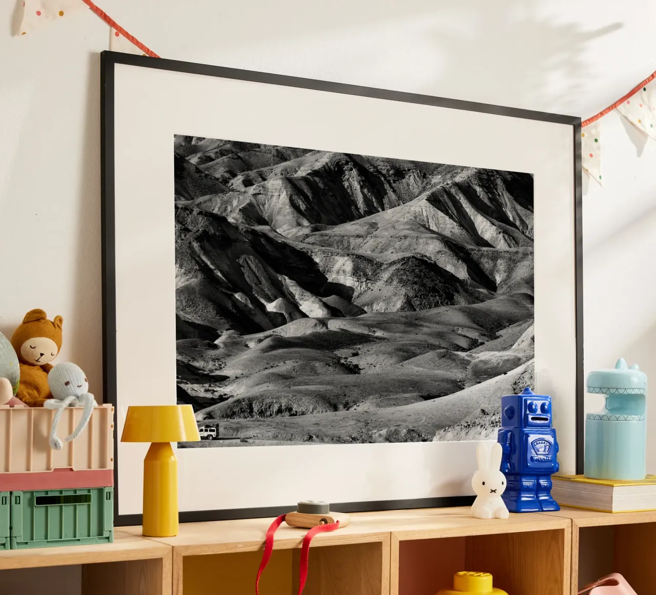 Attraversare il deserto della Giudea poster con telaio in plastica da Tal Paz-Fridman