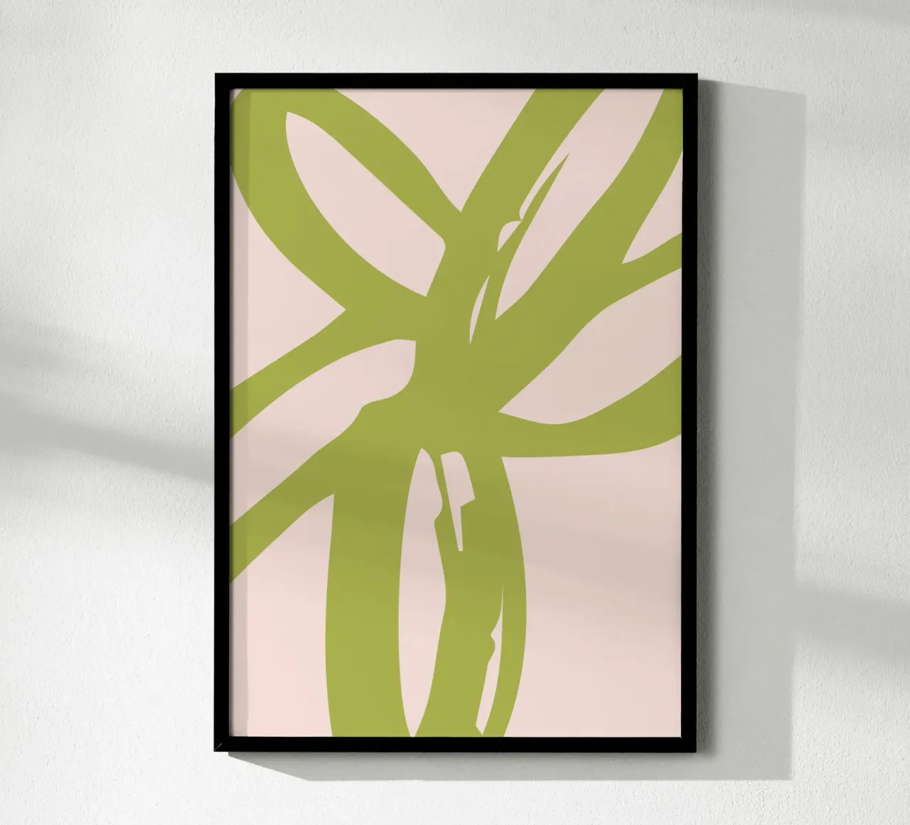 Organisches grünes Pinselstrich-Design auf weichem beigem Hintergrund Poster mit Holzrahmen von The Art Club