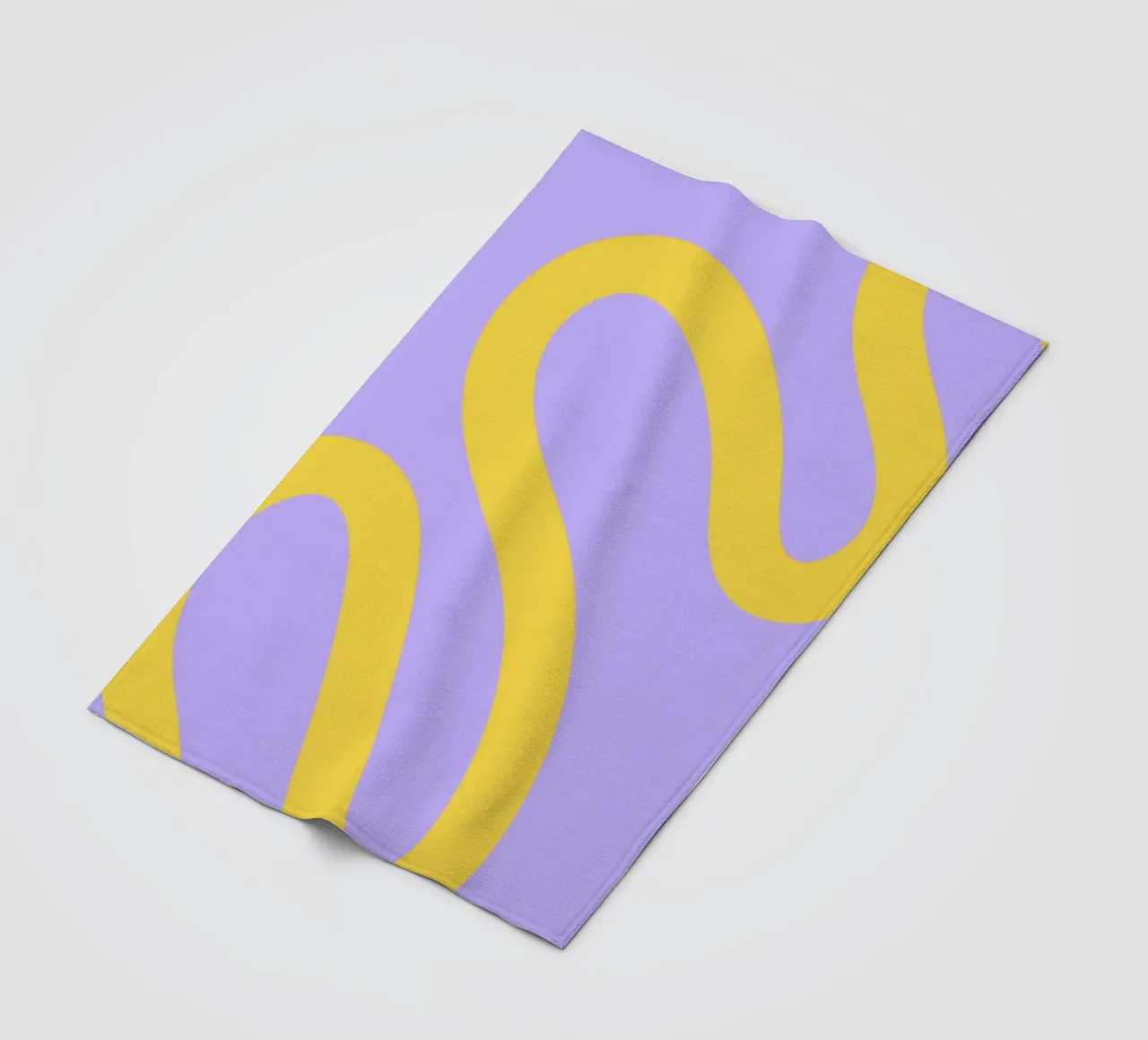 Gewelltes gelbes Linienmuster auf zartem lavendelfarbenem Hintergrund Fleecedecke von The Art Club