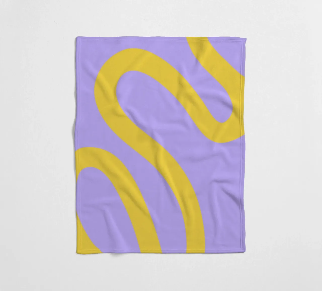 Gewelltes gelbes Linienmuster auf zartem lavendelfarbenem Hintergrund Fleecedecke von The Art Club