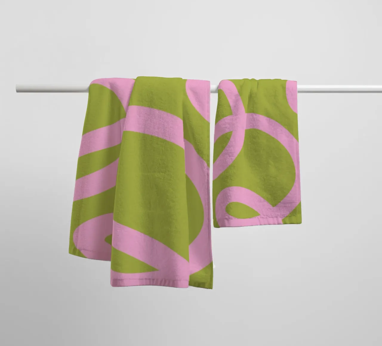 Speels roze lint op olijfgroen canvas badhanddoek van The Art Club