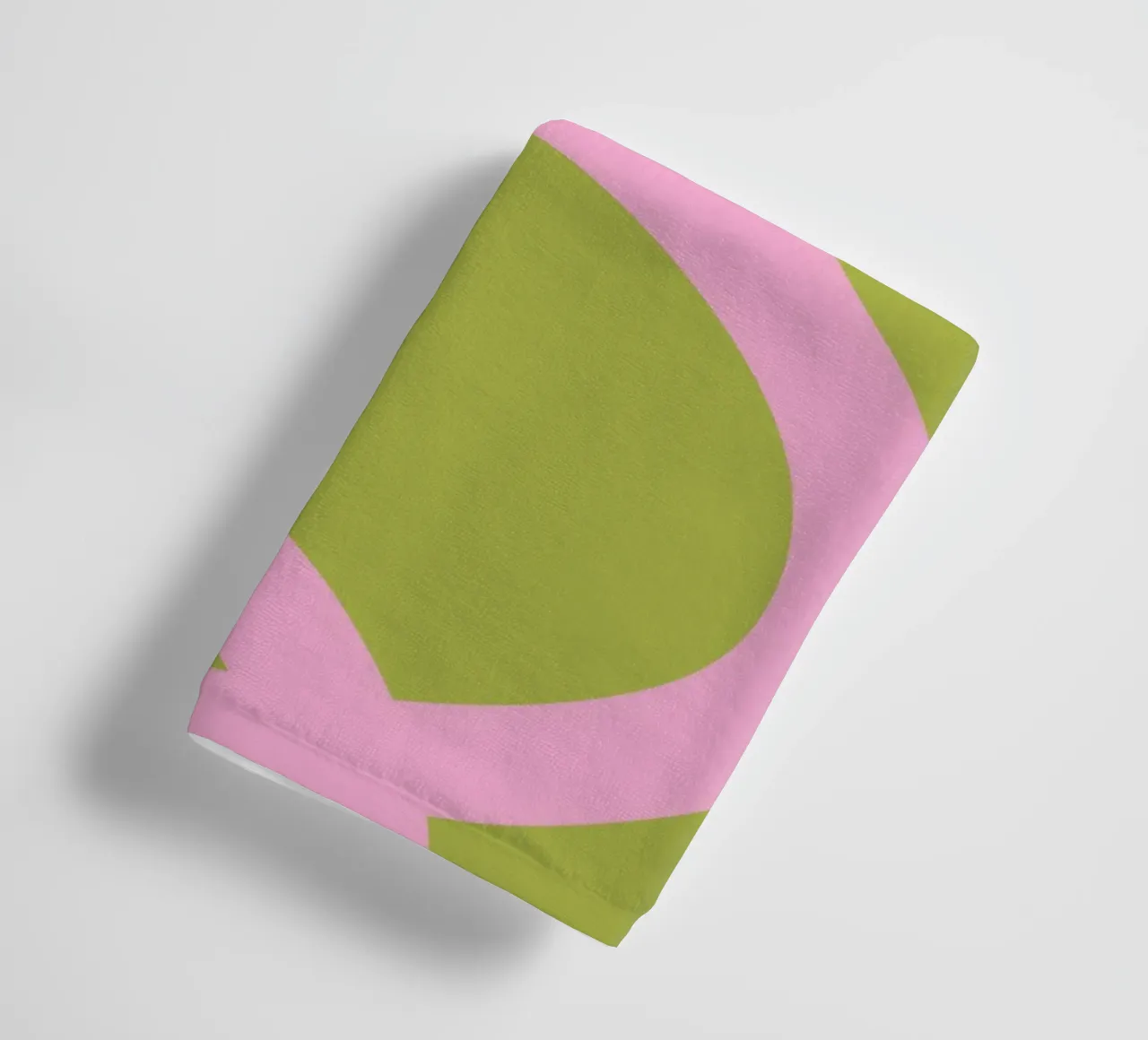 Speels roze lint op olijfgroen canvas badhanddoek van The Art Club