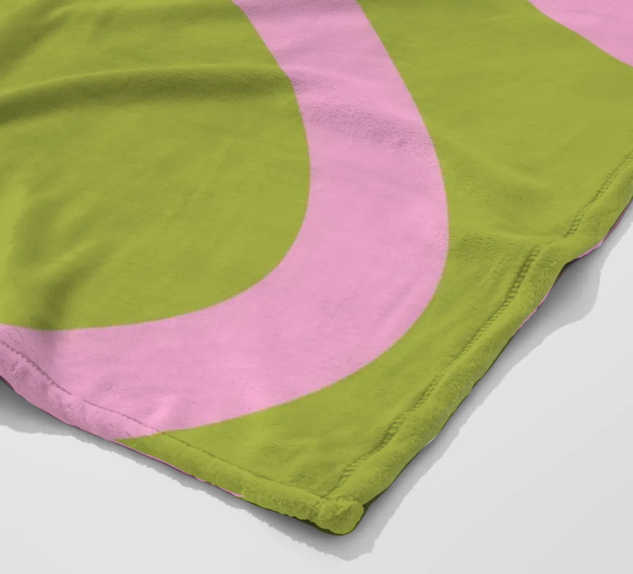 Speels roze lint op olijfgroen canvas fleecedeken van The Art Club