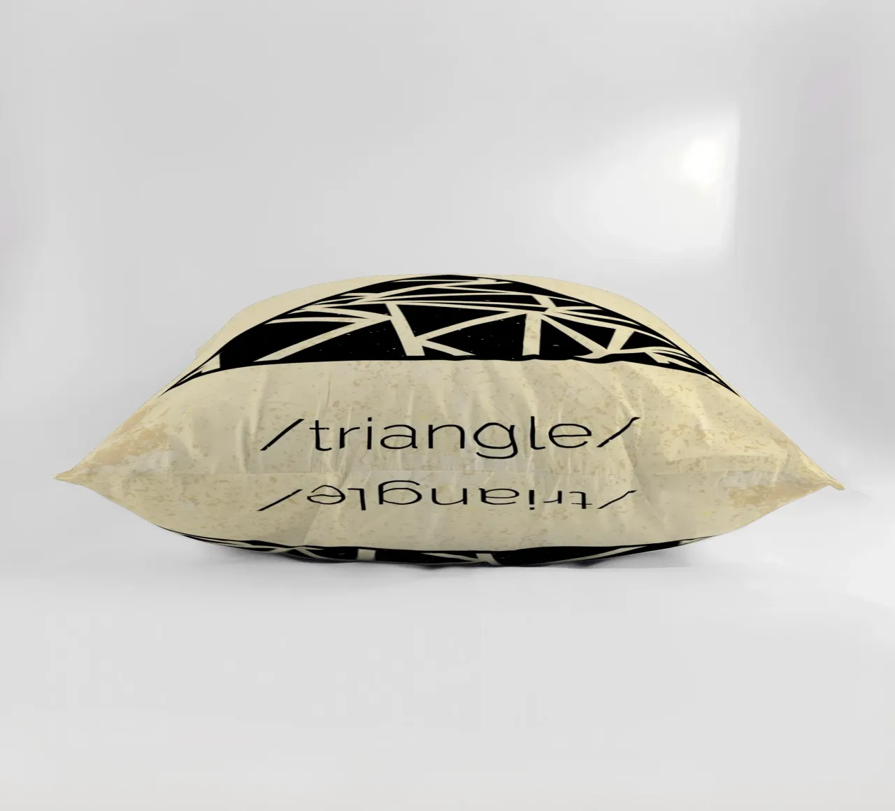 Triangolo bianco e nero cuscino da Edson Studio