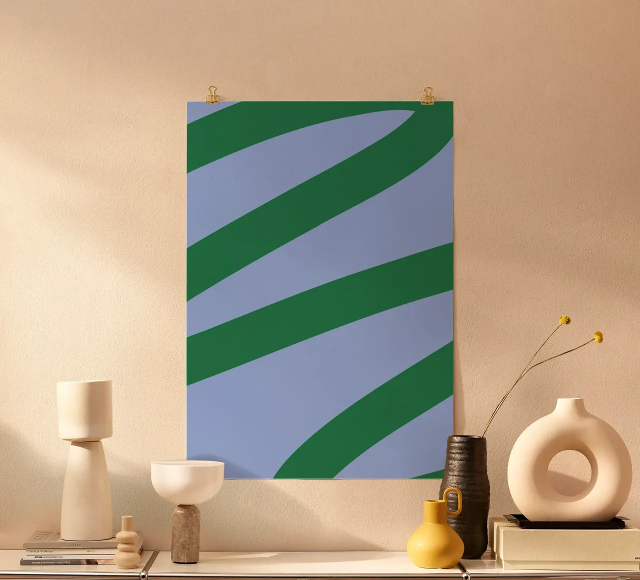 Abstrakte grüne Wellen auf weichem blauen Hintergrund Hahnemühle von The Art Club