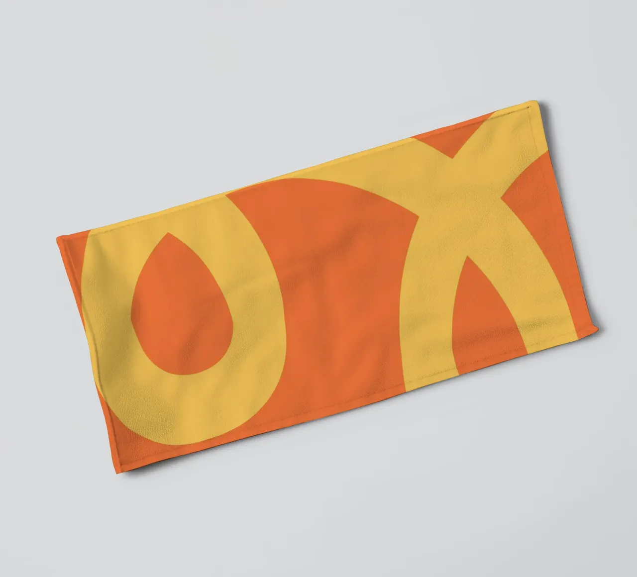 Boucles jaune d'or sur orange vibrant serviette de bain de The Art Club