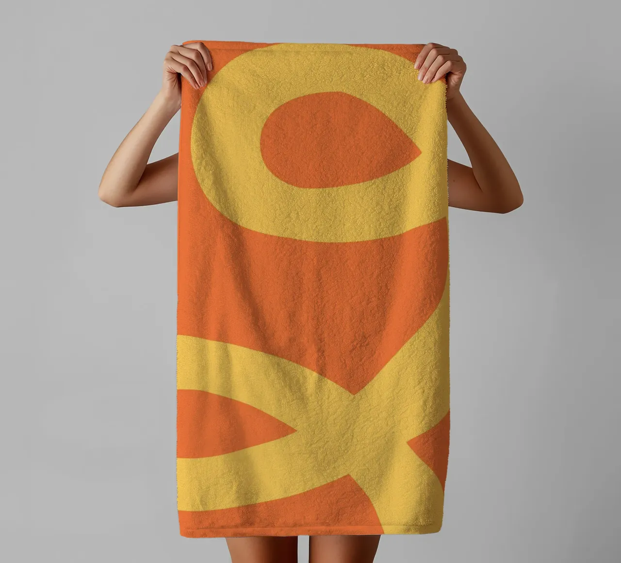 Boucles jaune d'or sur orange vibrant serviette de bain de The Art Club