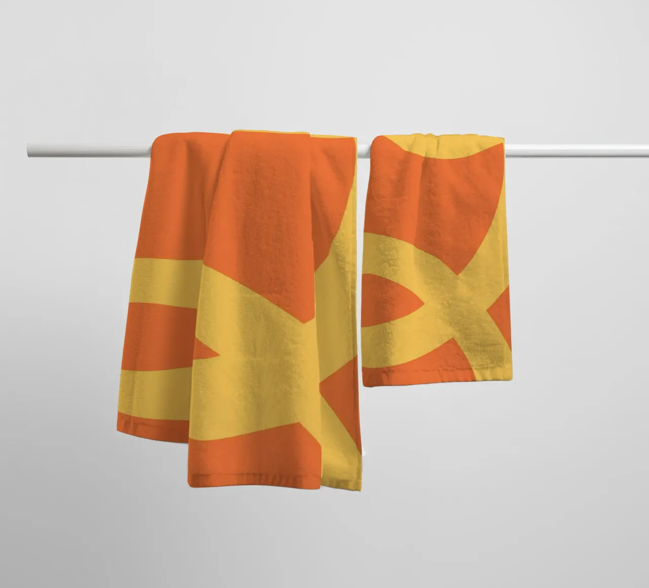 Boucles jaune d'or sur orange vibrant serviette de bain de The Art Club
