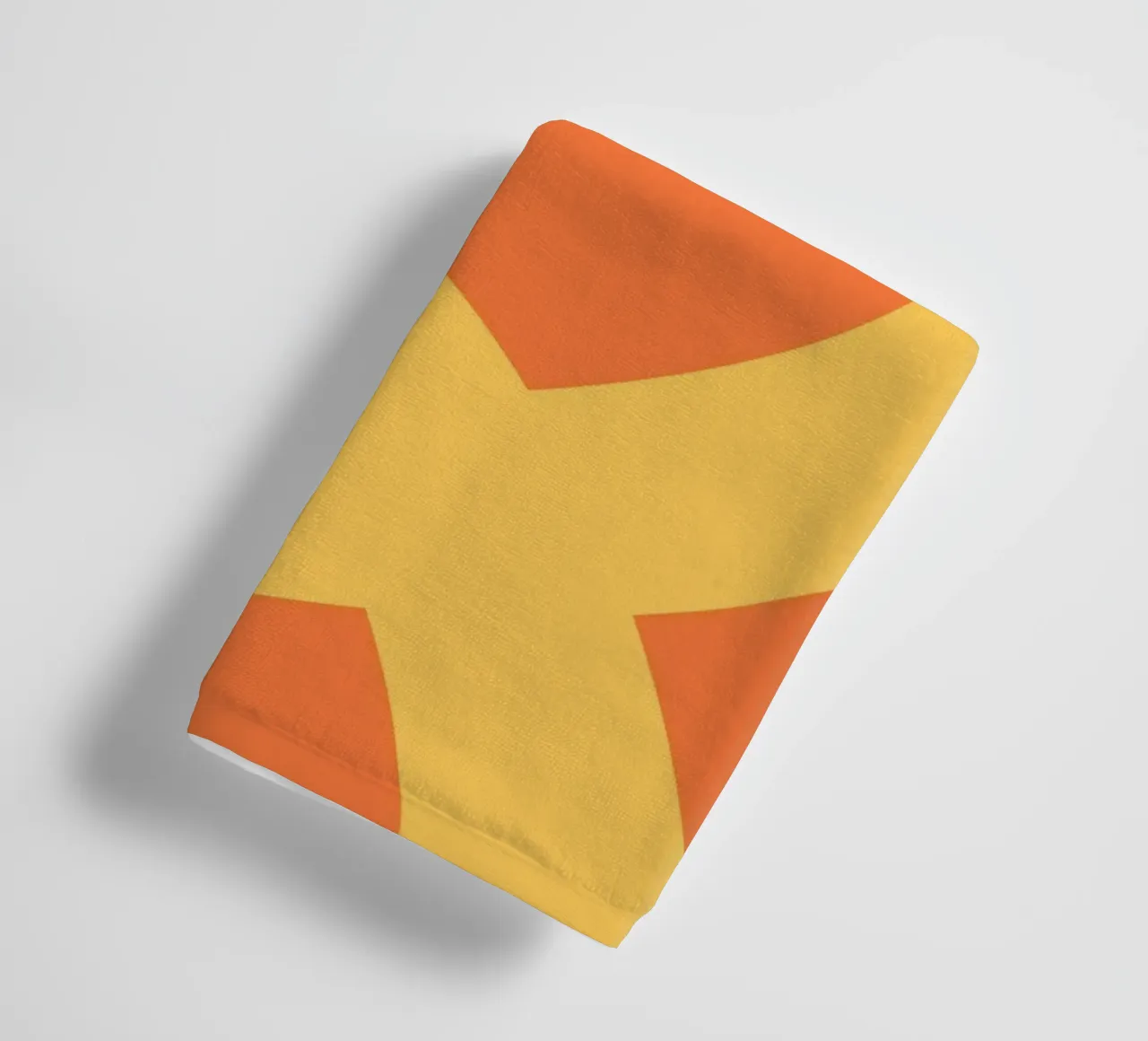 Boucles jaune d'or sur orange vibrant serviette de bain de The Art Club