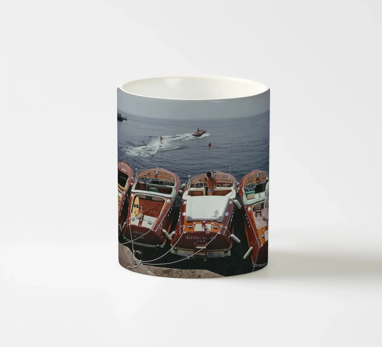 Hotel Du Cap Eden Roc, Barche di Riva - Slim Aarons tazza in ceramica da aronsphoto
