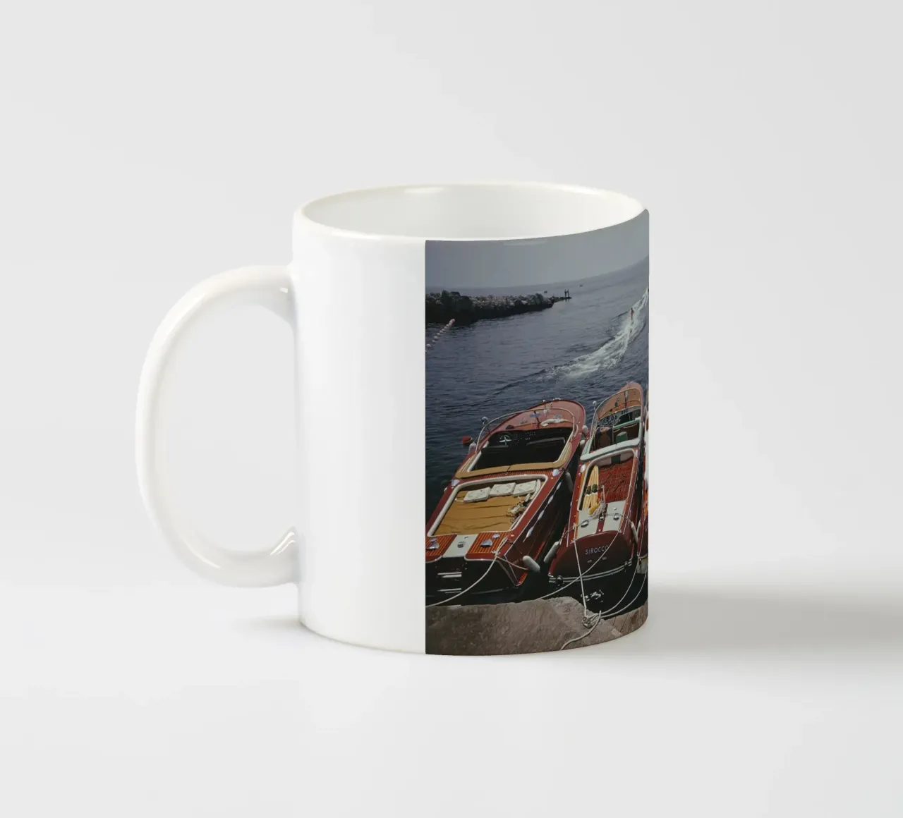 Hotel Du Cap Eden Roc, Barche di Riva - Slim Aarons tazza in ceramica da aronsphoto