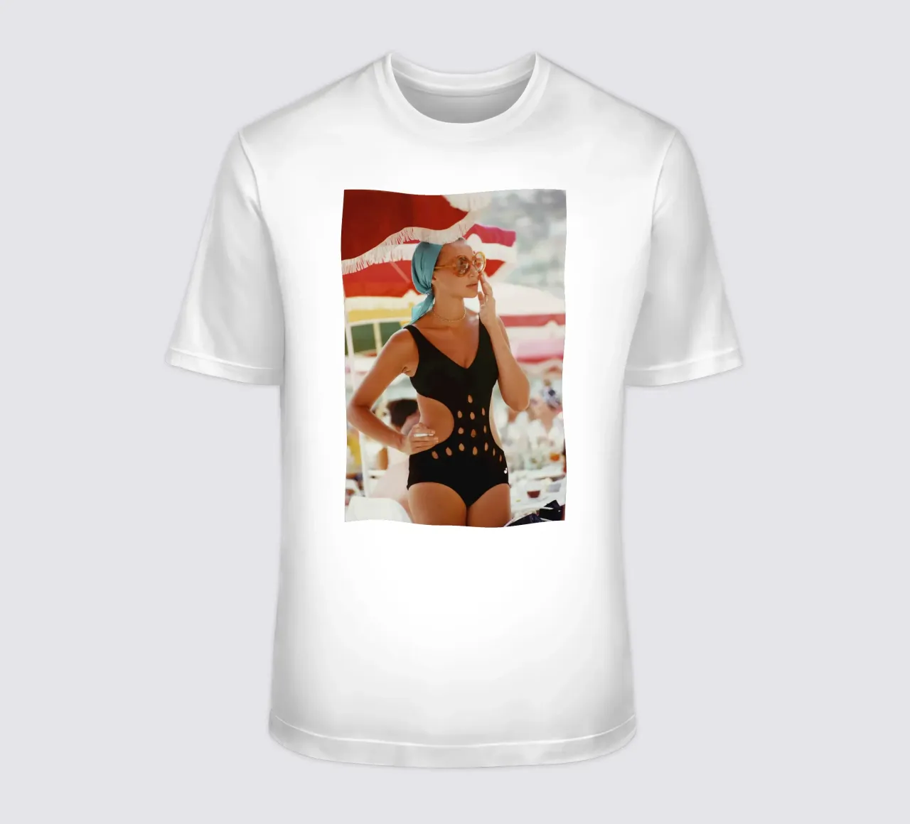 vrouw in een uitgesneden badpak in Monte Carlo - Slim Aarons t-shirt van aronsphoto