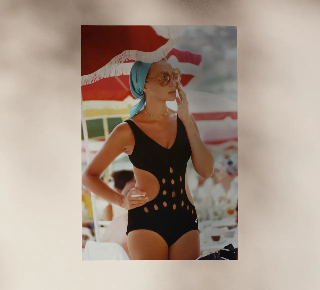 donna in costume da bagno a Monte Carlo - Slim Aarons pellicola backlit da aronsphoto