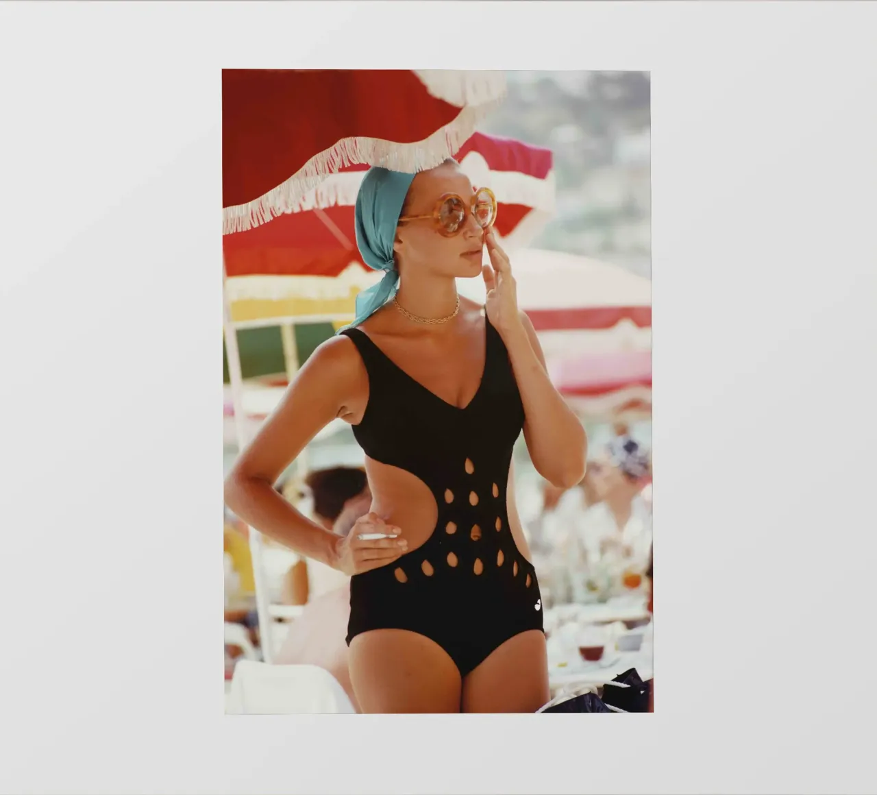 Femme en maillot de bain échancré à Monte Carlo - Slim Aarons bâche pvc de aronsphoto