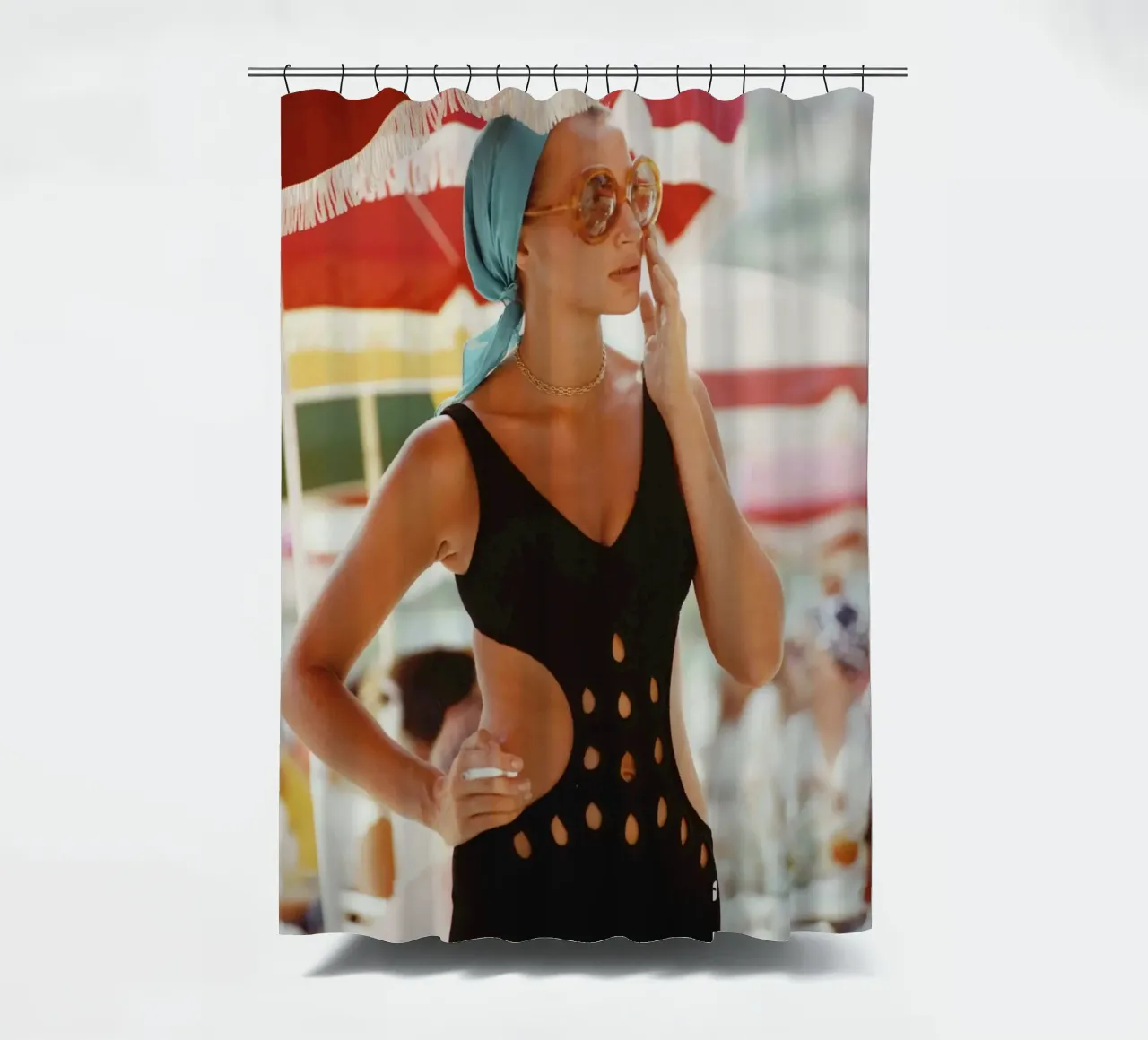 vrouw in een uitgesneden badpak in Monte Carlo - Slim Aarons douchegordijn van aronsphoto
