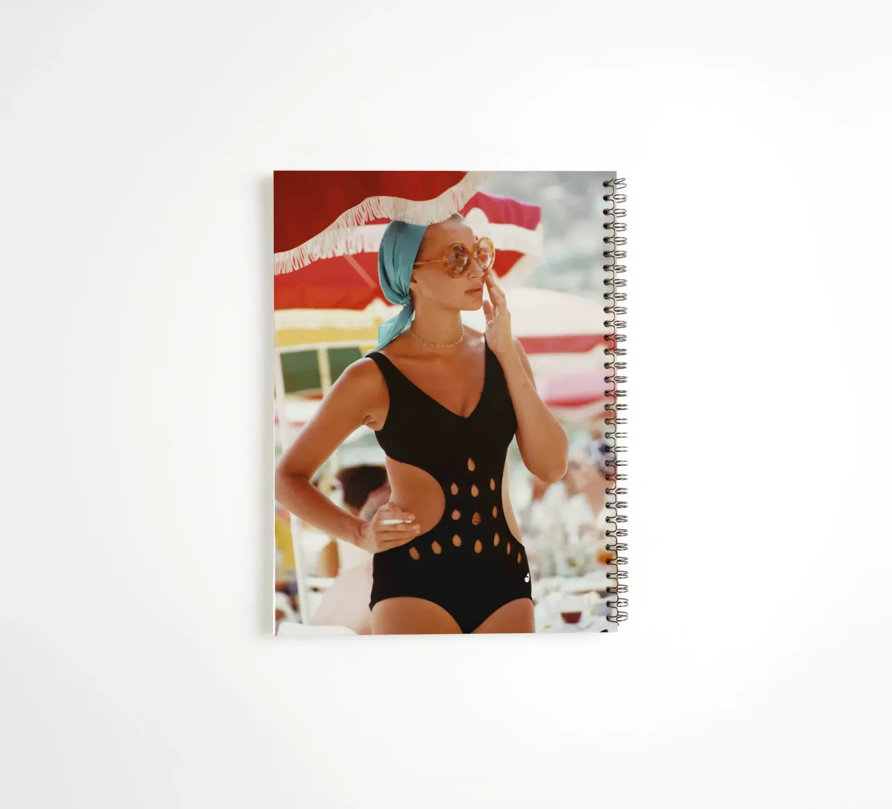 Femme en maillot de bain échancré à Monte Carlo - Slim Aarons carnet à spirale de aronsphoto
