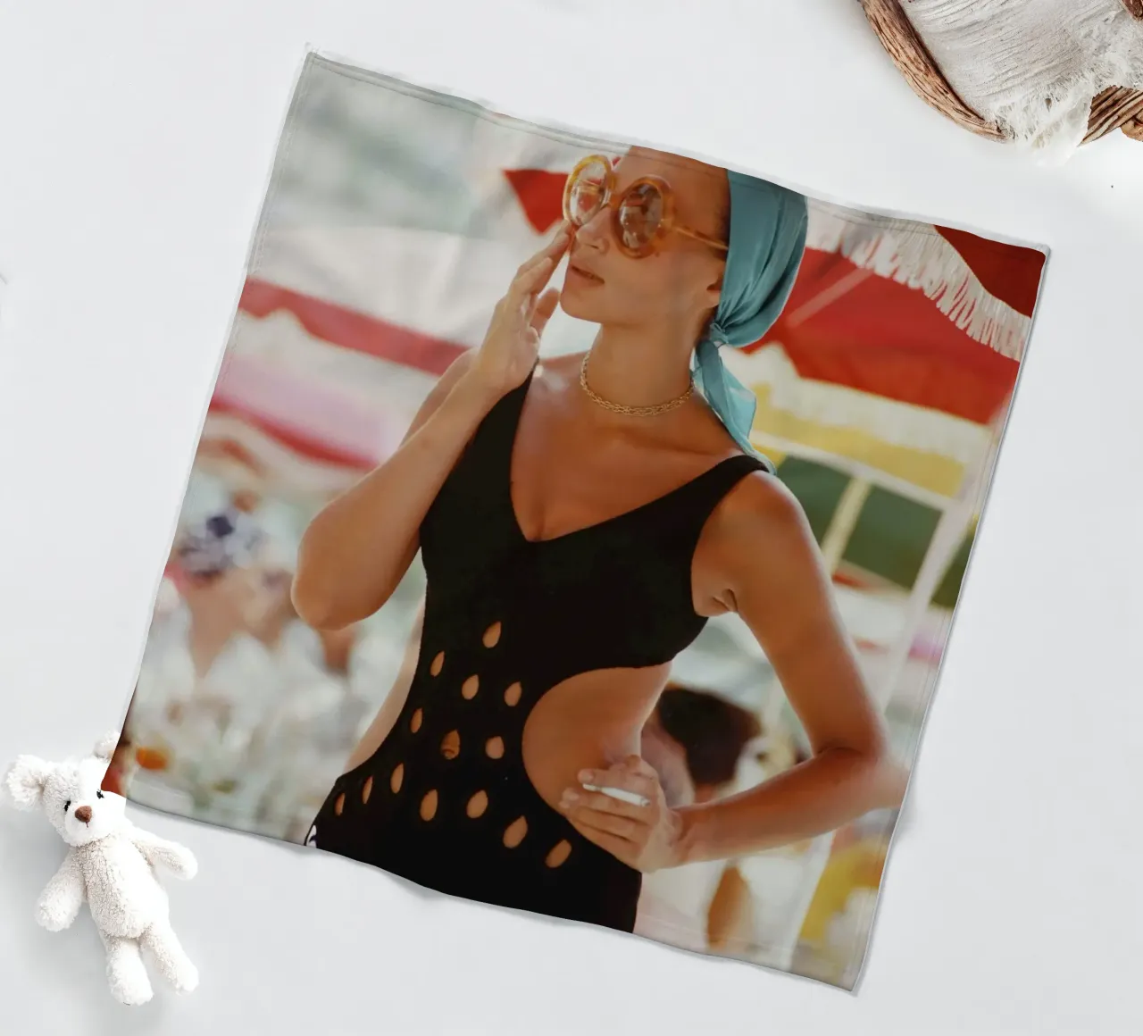 vrouw in een uitgesneden badpak in Monte Carlo - Slim Aarons fleecedeken van aronsphoto