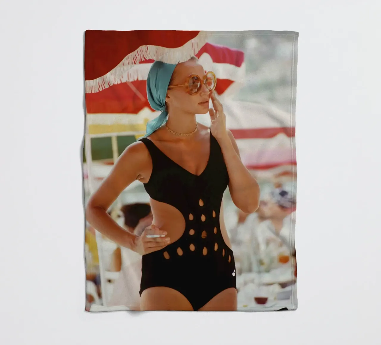 vrouw in een uitgesneden badpak in Monte Carlo - Slim Aarons fleecedeken van aronsphoto