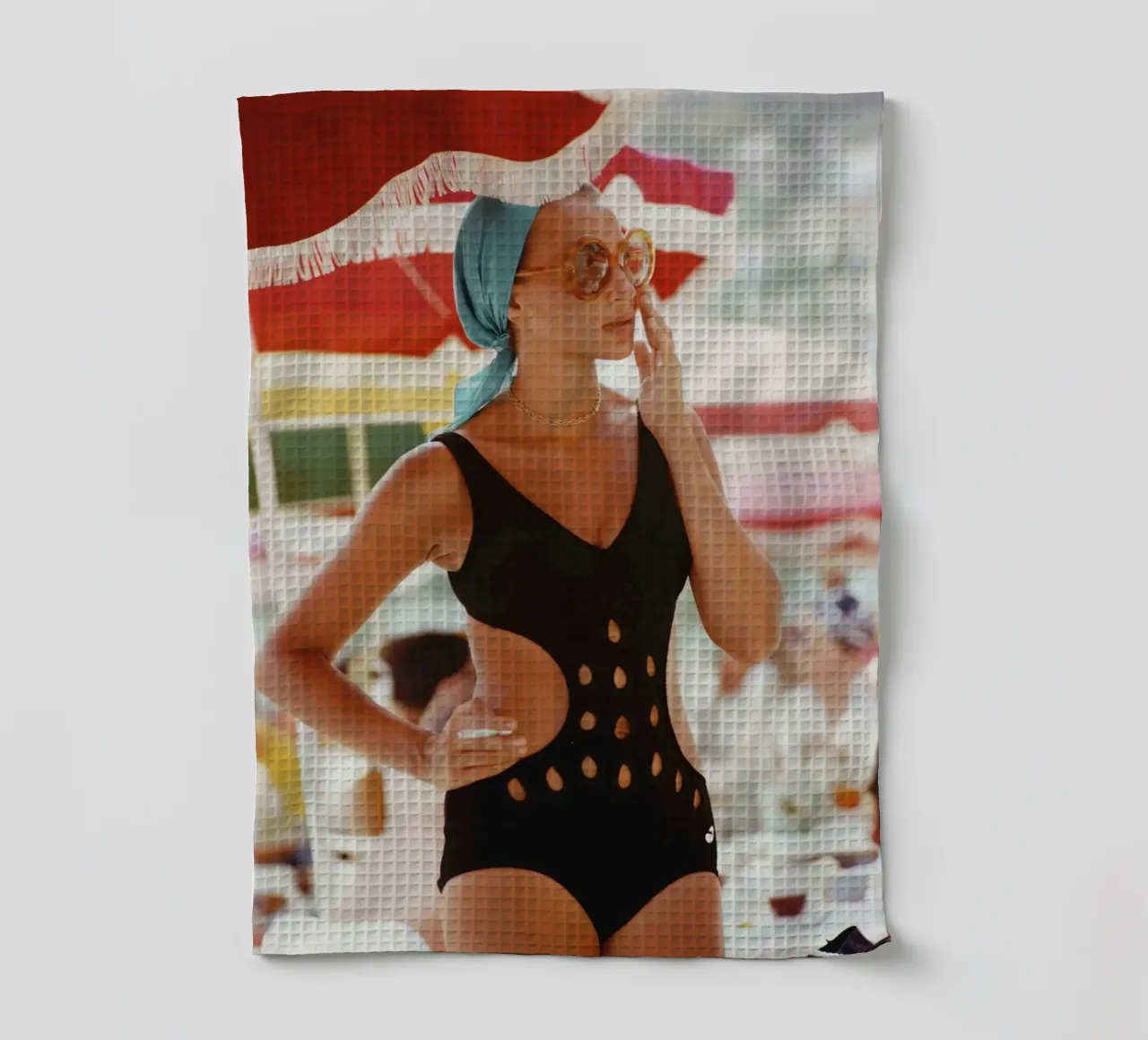 Femme en maillot de bain échancré à Monte Carlo - Slim Aarons torchon de aronsphoto