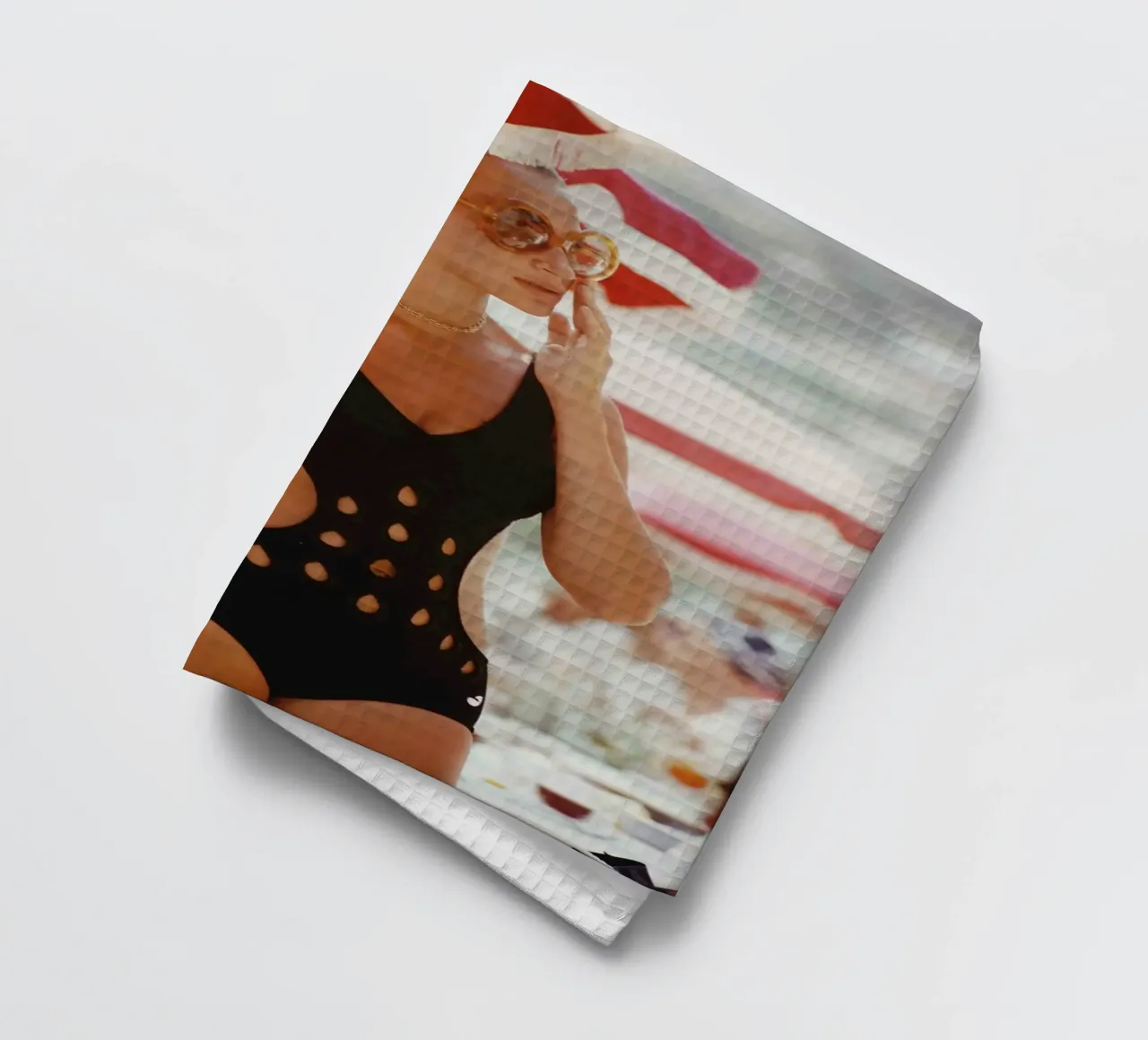 Femme en maillot de bain échancré à Monte Carlo - Slim Aarons torchon de aronsphoto