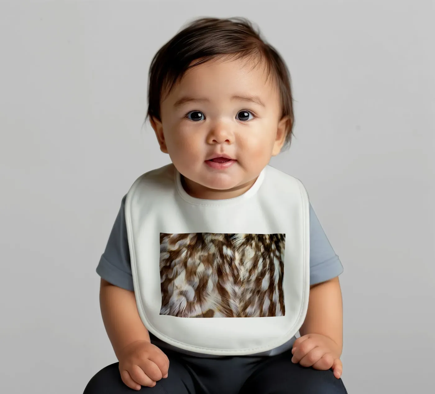 piume marrone bavaglino da Earthly Visions