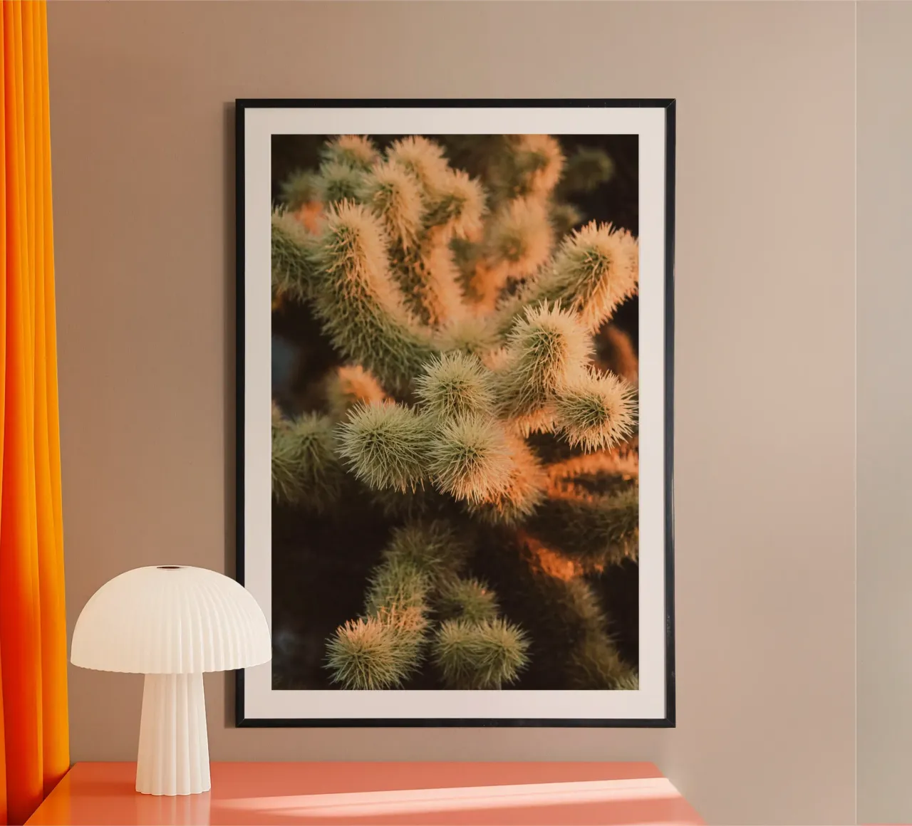 cactus del deserto poster con telaio in legno da Earthly Visions