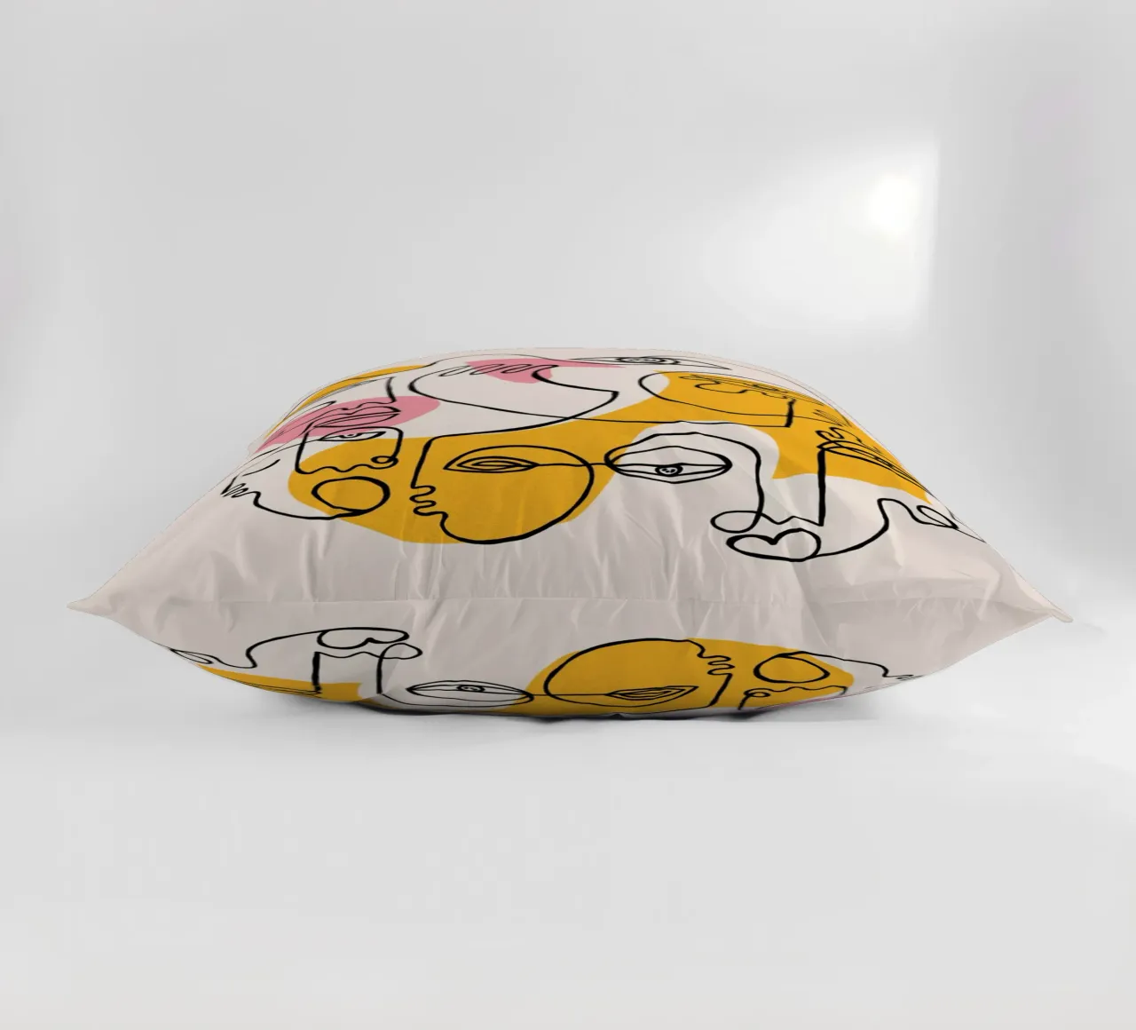 New Ways cuscino da Shatha Al Dafai
