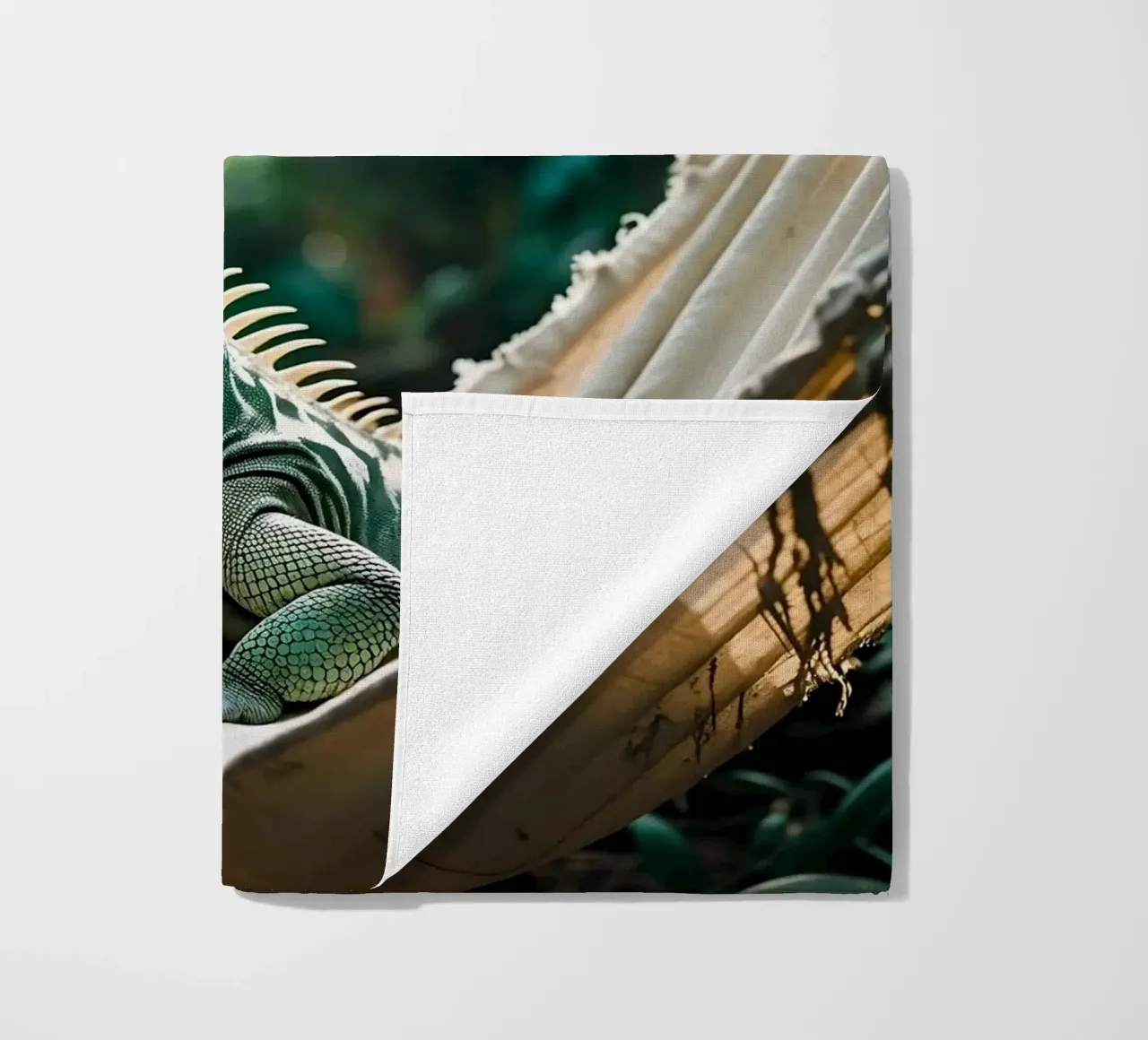 🌸🦎 iguana | Un po' di appeso, un po' di niente... (2) telo mare da Trinkets NL Design Studio