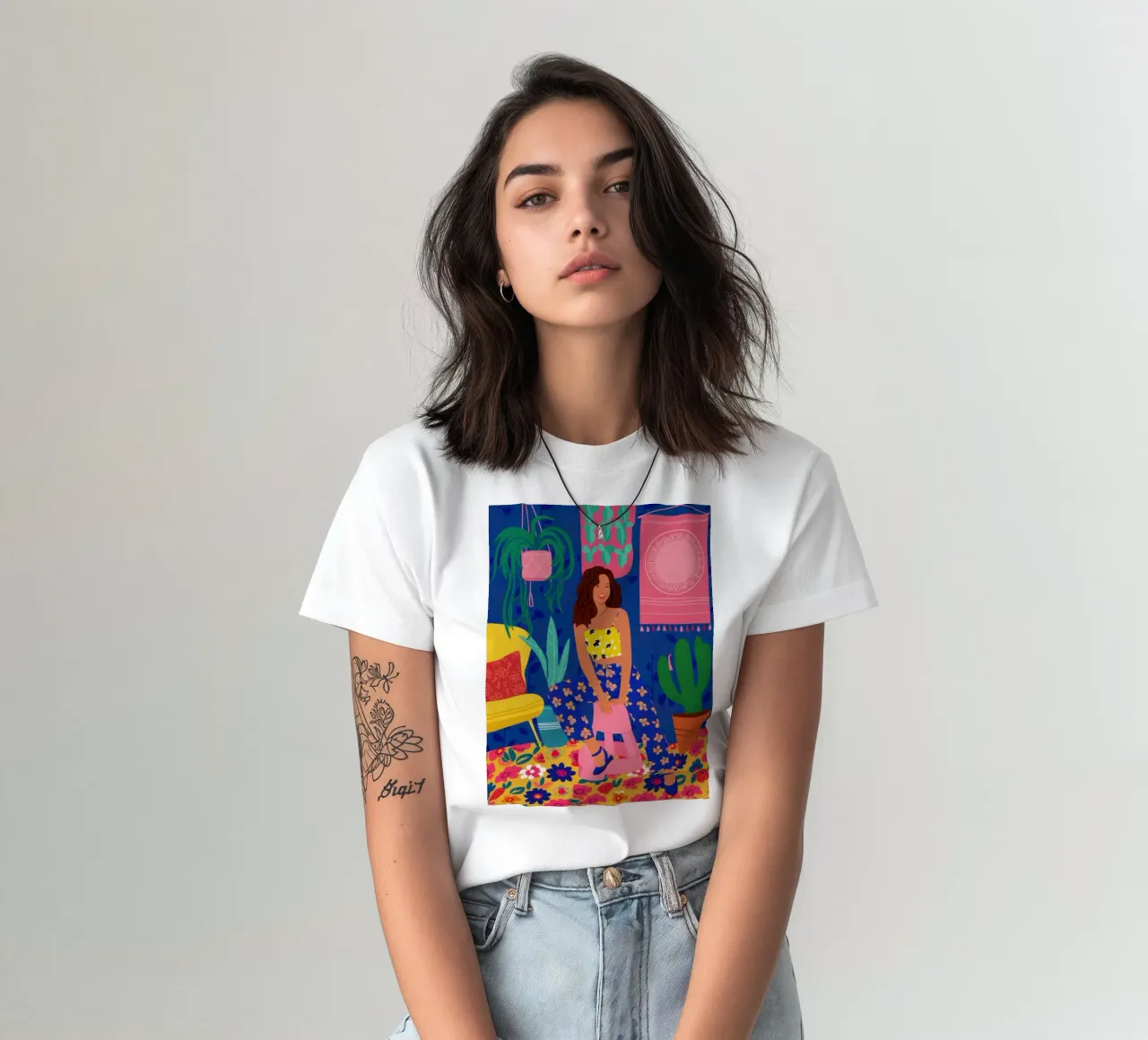 Donna in abito floreale t-shirt da Mark Solaria
