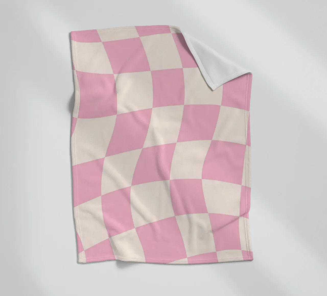 Rosa & cremefarbenes gewelltes Schachbrett - Retro-ästhetischer Druck Fleecedecke von homdeco