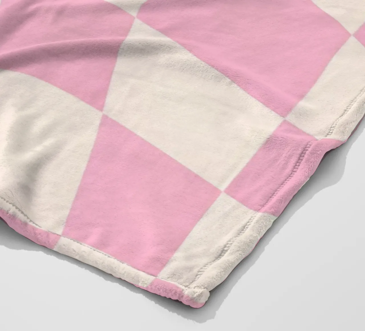 Rosa & cremefarbenes gewelltes Schachbrett - Retro-ästhetischer Druck Fleecedecke von homdeco