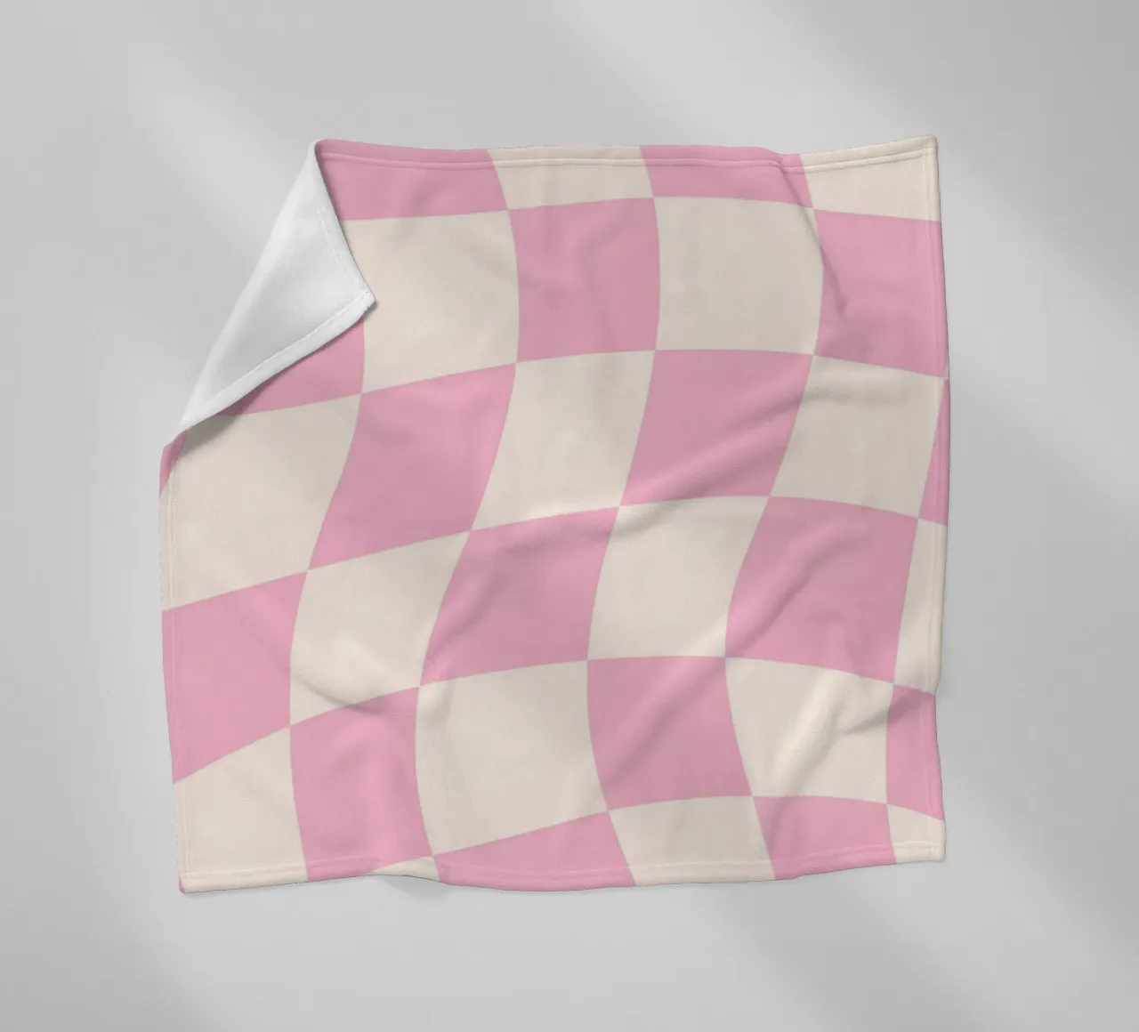 Rosa & cremefarbenes gewelltes Schachbrett - Retro-ästhetischer Druck Fleecedecke von homdeco