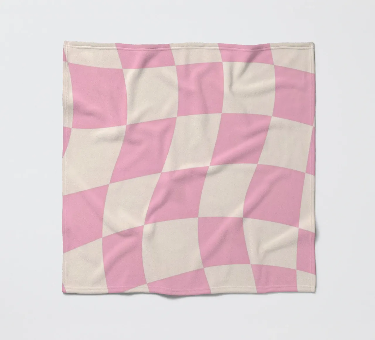 Rosa & cremefarbenes gewelltes Schachbrett - Retro-ästhetischer Druck Fleecedecke von homdeco