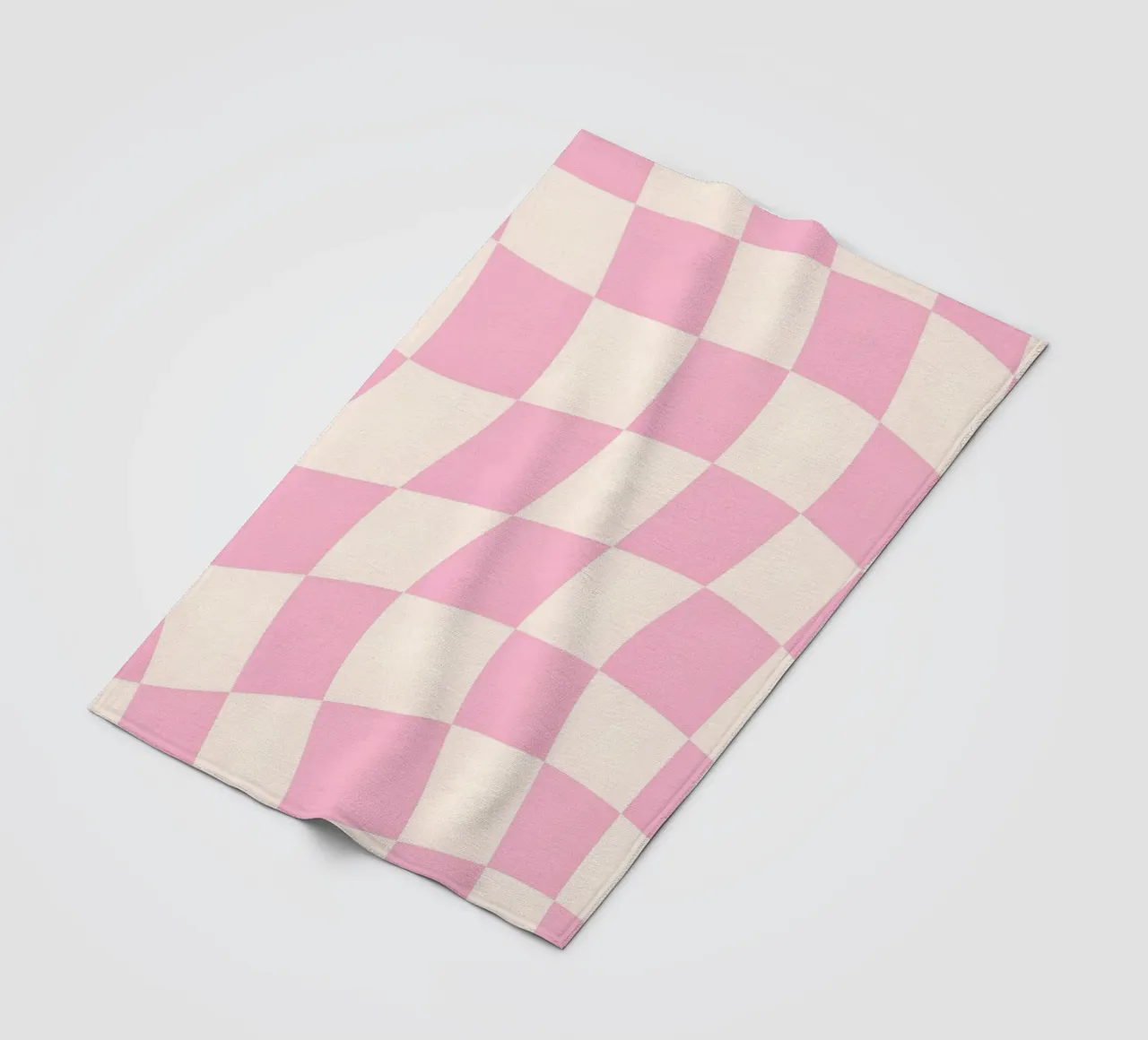 Rosa & cremefarbenes gewelltes Schachbrett - Retro-ästhetischer Druck Fleecedecke von homdeco