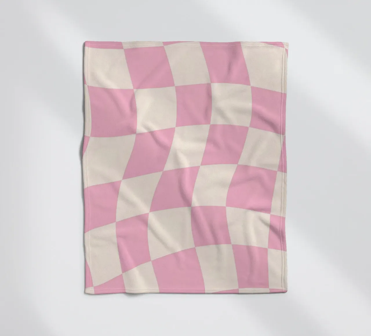 Rosa & cremefarbenes gewelltes Schachbrett - Retro-ästhetischer Druck Fleecedecke von homdeco