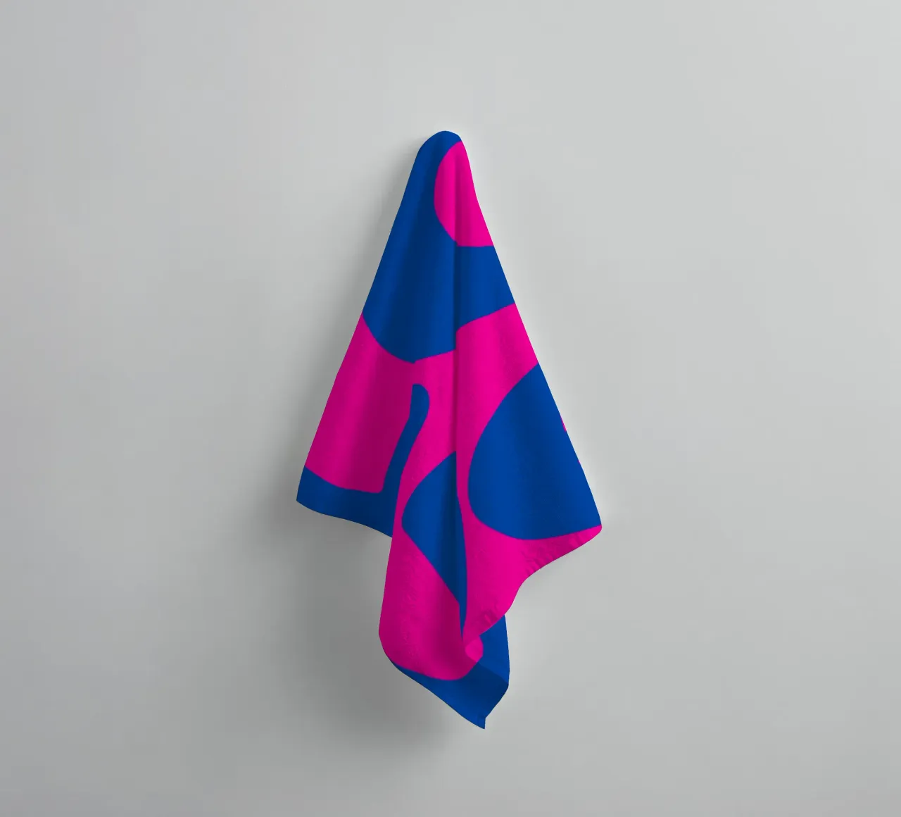Bold LOVE Pop Art - Blauw & Roze Color Block Print badhanddoek van homdeco