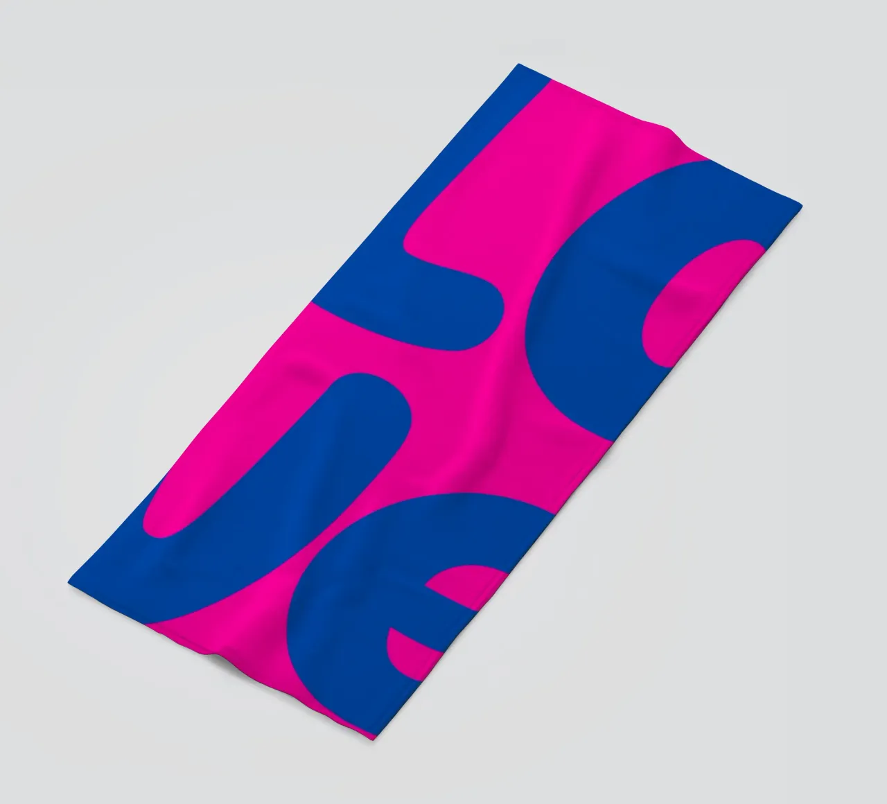 Bold LOVE Pop Art - Blauer und rosa Farbblockdruck Strandtuch von homdeco
