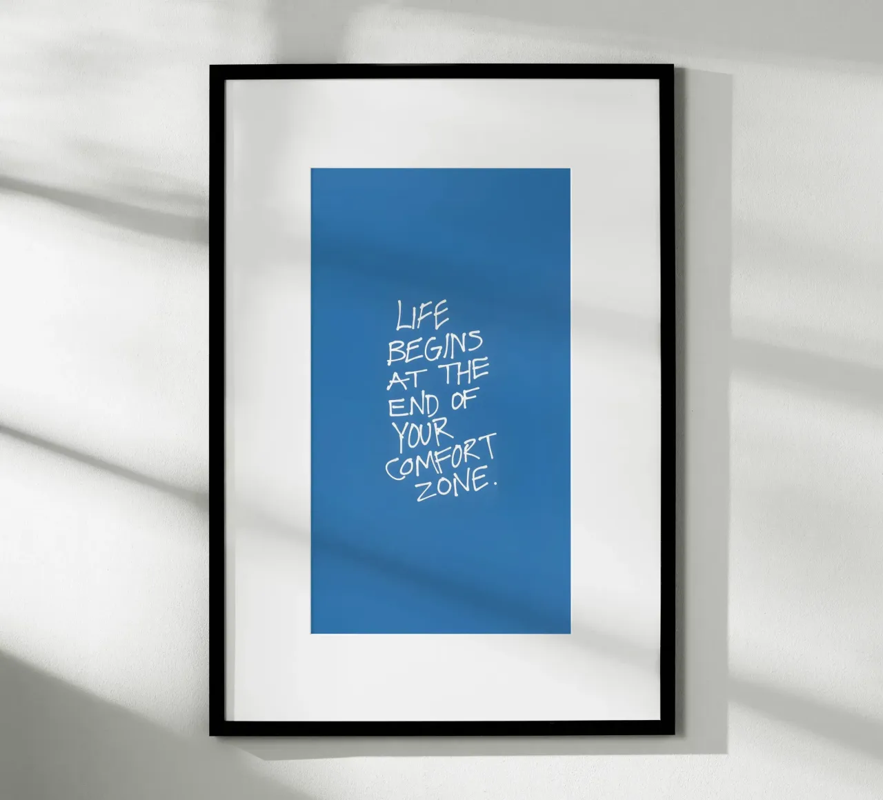 "Das Leben beginnt in der Komfortzone" - Blauer Motivationsdruck Poster mit Holzrahmen von homdeco