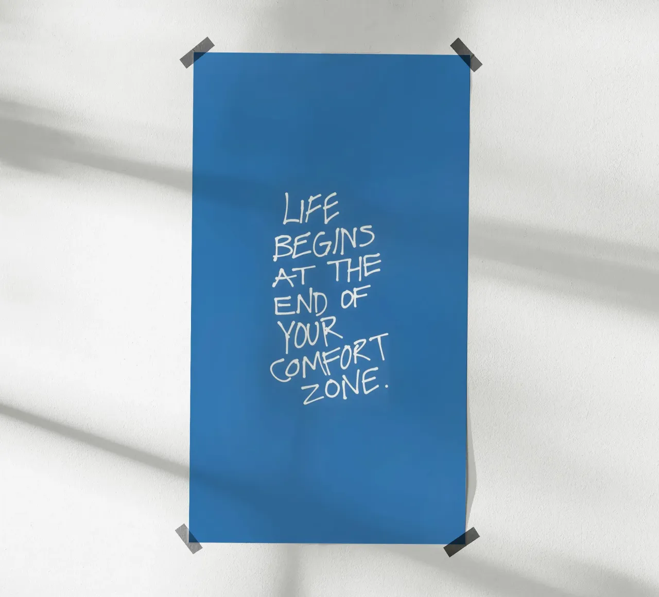 "Das Leben beginnt in der Komfortzone" - Blauer Motivationsdruck Poster mit Holzrahmen von homdeco