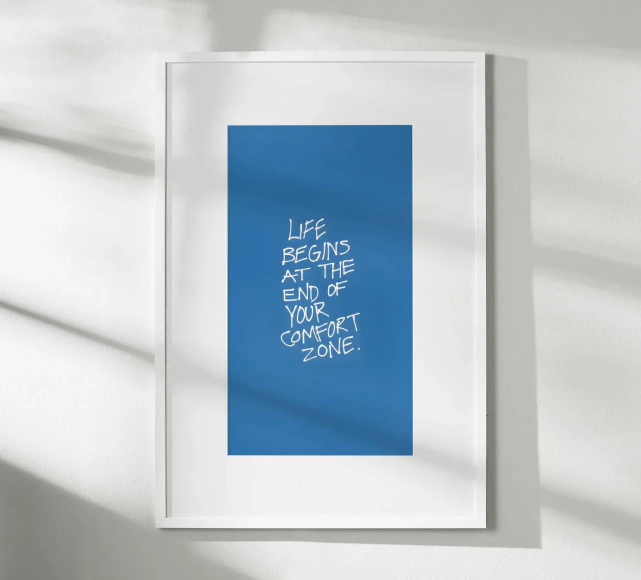 "Das Leben beginnt in der Komfortzone" - Blauer Motivationsdruck Poster mit Holzrahmen von homdeco