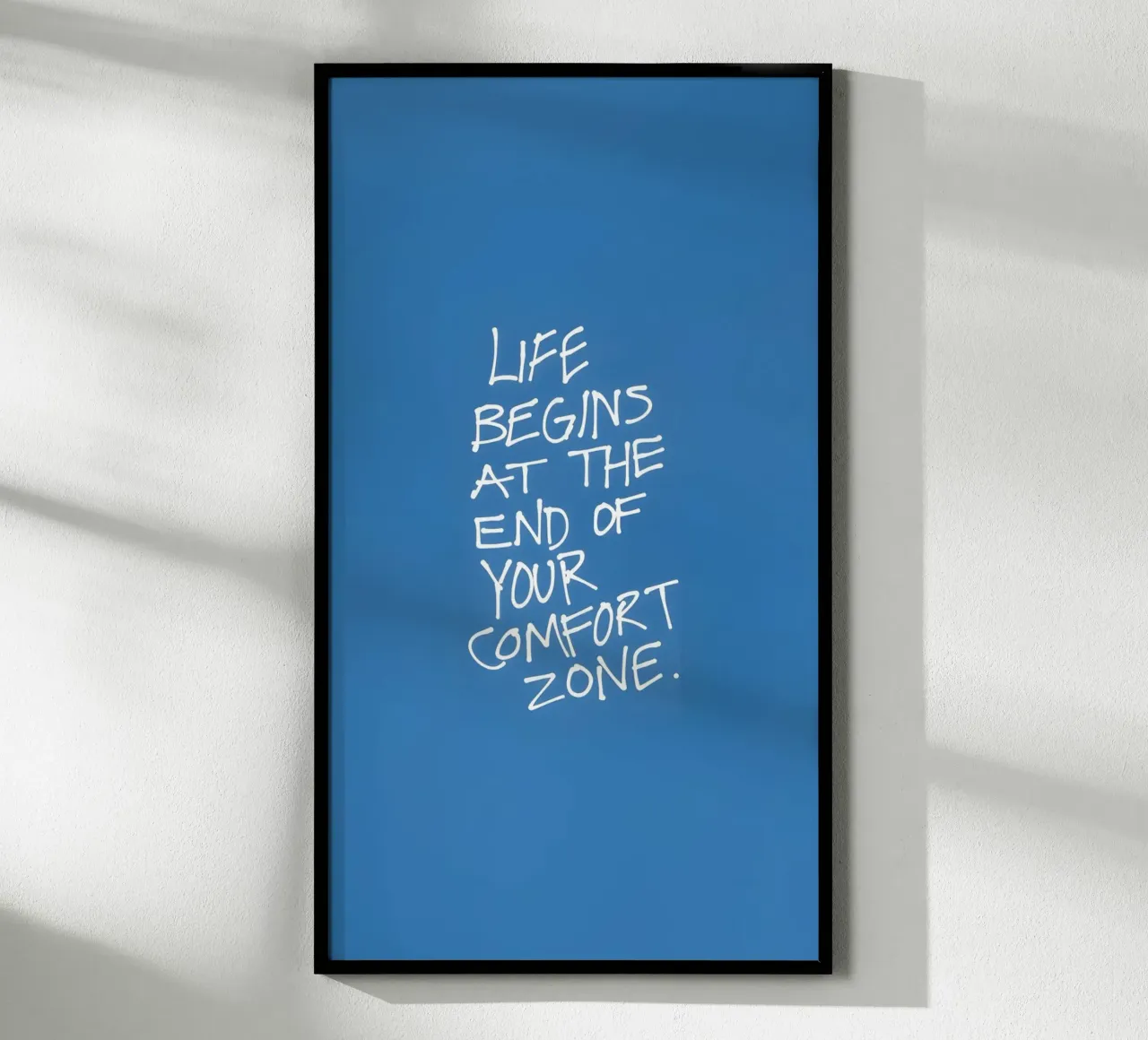 "Das Leben beginnt in der Komfortzone" - Blauer Motivationsdruck Poster mit Holzrahmen von homdeco