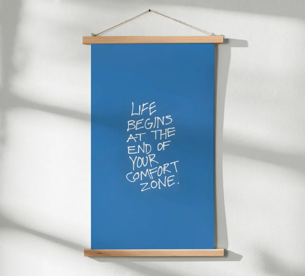 "Das Leben beginnt in der Komfortzone" - Blauer Motivationsdruck Poster mit Holzrahmen von homdeco